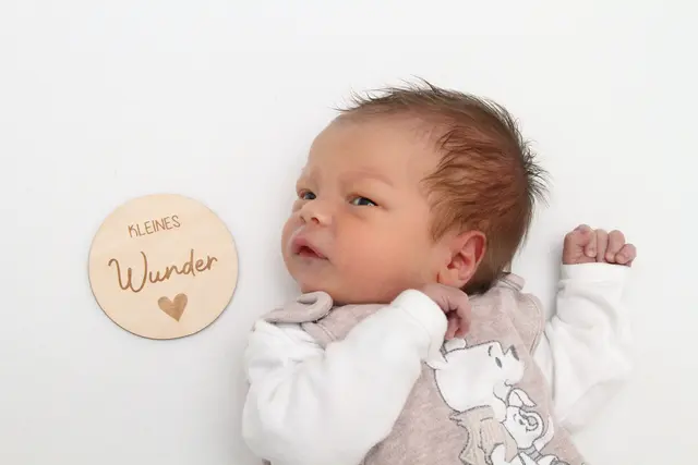 Name: Kjell Kai
Geburtsdatum: 4.7.2025
Gewicht: 3.045 g
Größe: 49,5 cm
Eltern: Saskia Pucher und Timo Fröhlich aus Kalsdorf | Foto: Babysmile