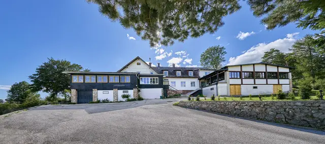 Das bisher als "BergZendo" bekannte Zen-Zentrum auf der Hohen Wand ist durch einen Neubau (rechts) erweitert und heißt ab nun Hyakujōgan Zendo. | Foto: Bodhidharma Zendo