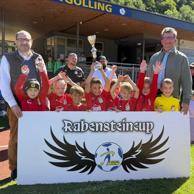 Gollings Bürgermeister Martin Dietrich und Vize-Bürgermeister Stephan Loidl überreichten an die jungen Fußballbegeisterten.  | Foto: Martin Dietrich