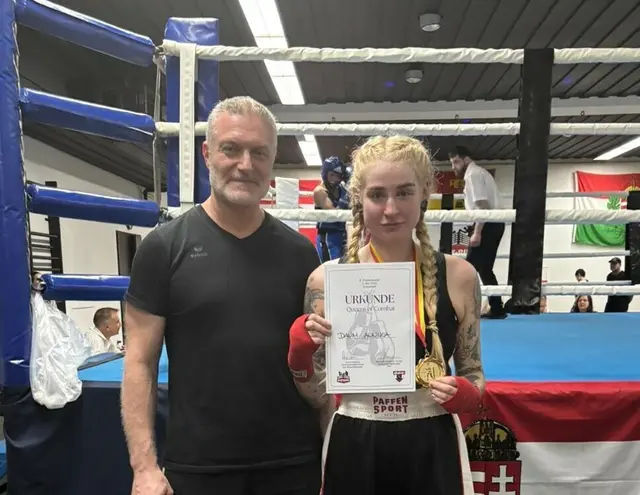 Obmann Alexis Kiskiras mit Annika Daum in Eisenstadt. Annika Daum holte sich im vergangenen Herbst den Staatsmeistertitel im Boxen. Im Früjahr wurde die regierende Staatsmeisterin vom Union Raiffeisenbank Boxclub Leibnitz in die Auswahl für den Länderkampf gegen Ungarn einberufen. | Foto: SU