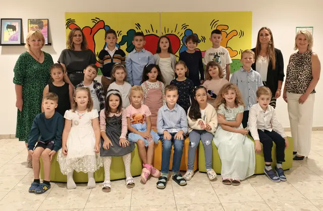 2025 Volksschule Tulln I, 1a mit Stützkraft Andrea Zehetmayer, Direktorin Birgit Neigenfind, Klassenlehrerin Johanna Hetsch und Integrationslehrerin Petra Kitzweger. | Foto: Christian Nowotny