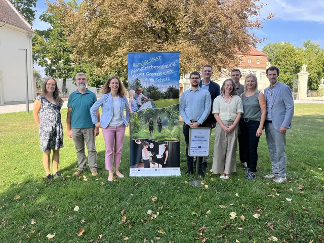 Projektpartner und Vortragende beim Nature Round-Table: Jana Menkynova (DAPHNE), Peter Puchala (Staatl. Naturschutz Slowakei), Kinga Hat (SUM Stadt-Umland-Management), Maximilian Raab (TB Raab), Markus Weindl (Region Marchfeld), Joanna Stockhammer (NP Donau-Auen), Tomáš Fuksi (DAPHNE), Hannelore Reischütz (Region Marchfeld), Obmann René Lobner (Region Marchfeld) (v.l.). | Foto: Region Marchfeld