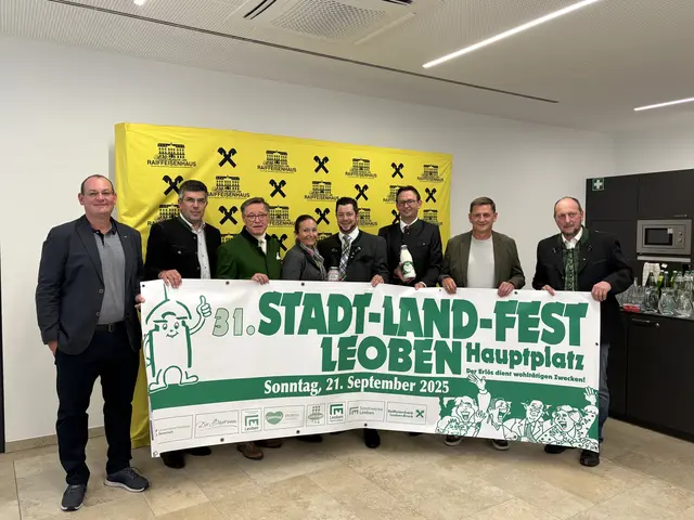 Tourismusverband GF Markus Leitner, stv. LK-Bezirksobmann Helmut Ofner, Pfarrer Markus Plöbst, Bezirksbäuerin Johanna Hafellner, LK-Bezirksobmann Richard Judmaier, Raiffeisenbankdirektor Matthias Zitzenbacher, Bürgermeister Kurt Wallner und Berglandmilch Aufsichtsrat Bernhard Zechner freuen sich bei der 31. Ausgabe des Stadt-Land Fest zahlreiche Gäste begrüßen zu dürfen.  | Foto: MeinBezirk/Astrid Moder