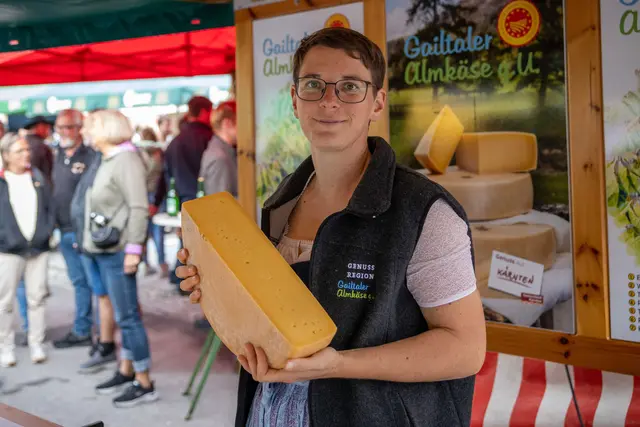 Am Marktstand wird der Gailtaler Almkäse g.U. frisch präsentiert. | Foto: Andreas Lutche