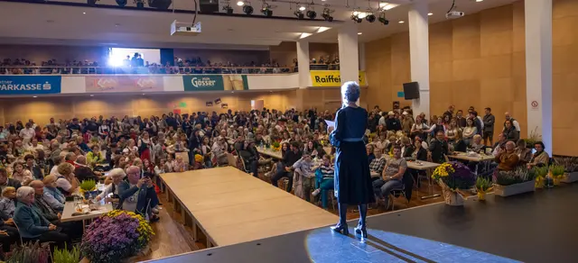 Zahlreiche Besucher füllen den Festsaal bei der Modenschau. | Foto: Andreas Lutche