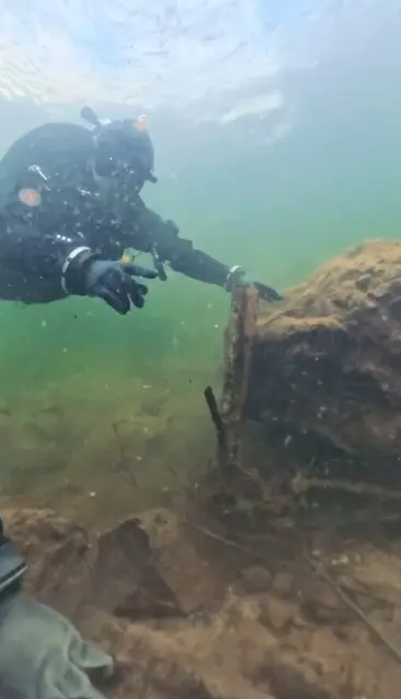 Zwölf Stunden unter Wasser: Mit ihrer Aktion will der Tauchclub Lambach für Umwelt- und Naturschutz einstehen. | Foto: Lindinger
