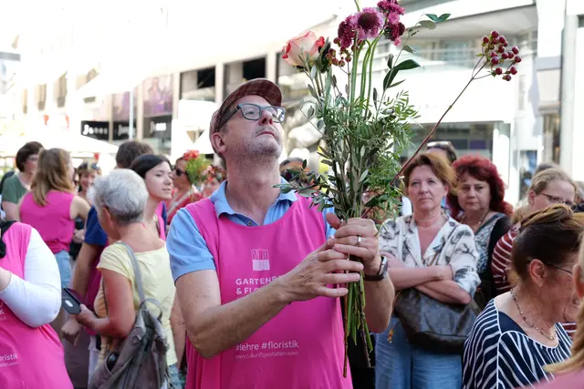 Live vor Ort werden bunte Sträuße gebunden. | Foto: Maximilian Spitzauer/MeinBezirk