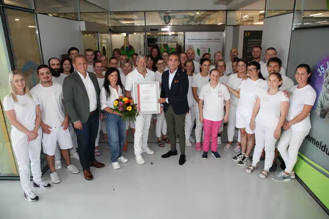 Zum Jubiläum überreichten Vertreter der WKO an das PIL-Team eine Dankesurkunde. | Foto: Guido Lienhardt
