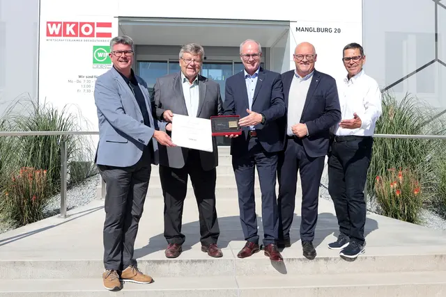 Von links: Stefan Praher, Manfred Stroissmüller, Günther Baschinger, Laurenz Pöttinger und Hans Moser bei der Überreichung.  | Foto: Andreas Maringer