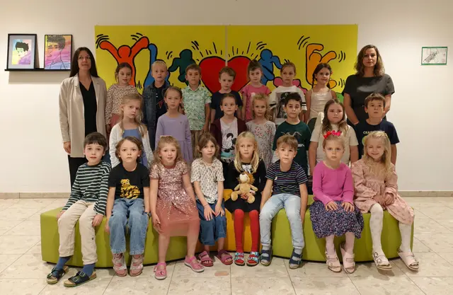 2025 Volksschule Tulln I, 1b mit Klassenlehrerin Margit Weninger und Direktorin Birgit Neigenfind.  | Foto: Christian Nowotny