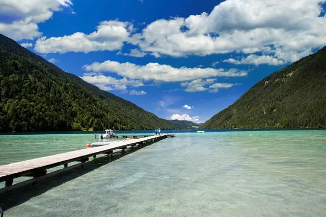 Das türkis-blaue Wasser des Weißensees macht ihn als Urlaubsdestination attraktiv. | Foto: Gemeinde Stockenboi