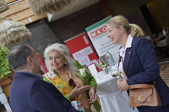 Netzwerkerin und Soroptimistin Monika Studer im Gespräch Heribert Schurz und Eva Naux, Vorstandsdirektorin der Saubermacher AG. | Foto: MeinBezirk/Simon Michl