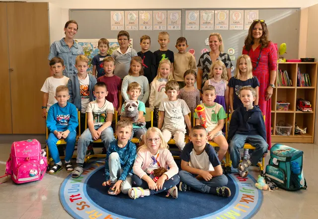 2025 Volksschule Tulln II, 1a mit Klassenlehrerin Julia Lipp, Klassenlehrerin Kerstin Franta und Direktorin Andrea Gleixner. | Foto: Christian Nowotny