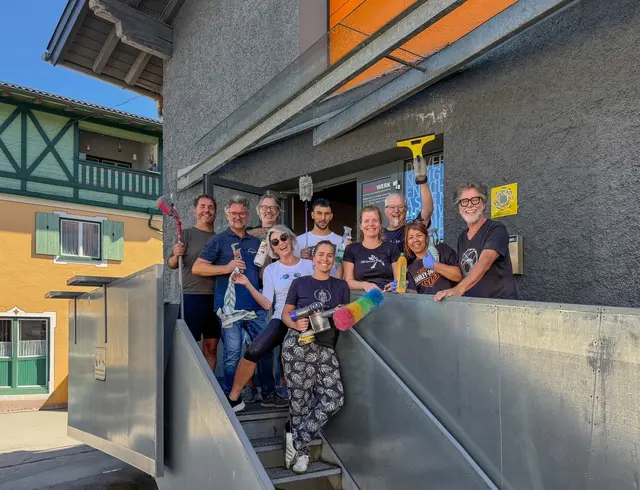 Der Großteil der Kunstbox-Vereinsmitglieder vor dem Emailwerk in Seekirchen. | Foto: Kulturverein Kunstbox 
