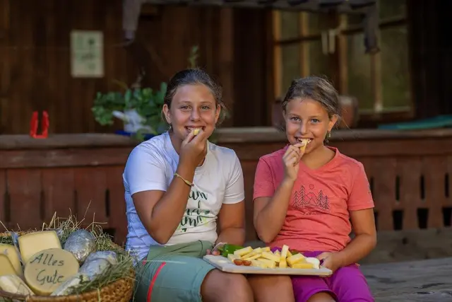 Käseverkostung für die jüngsten Gäste: regionale Spezialitäten kommen gut an. | Foto: Andreas Lutche