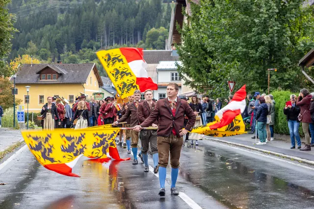 Mit Fahnen und Trachtengruppen wird der Umzug durch Kötschach-Mauthen angeführt. | Foto: Andreas Lutche
