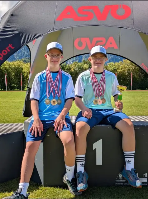 Thomas (links) und Lukas Moser räumten bei der Leichtathletik Staatsmeisterschaft ordentlich ab. | Foto: Privat/Fam. Moser