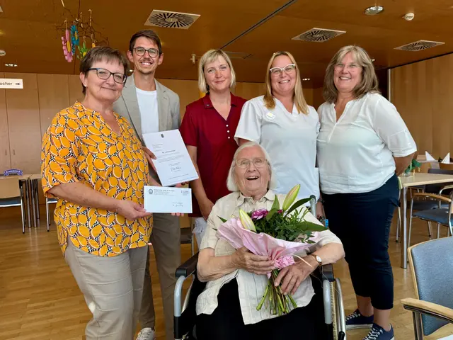 Margit Auer, Philipp Hager, Andrea Weber, Jasmin Arthaber und Ingrid Schneider (v.l.) mit Jubilarin Viktoria Wagner | Foto: Stadtgemeinde Raabs