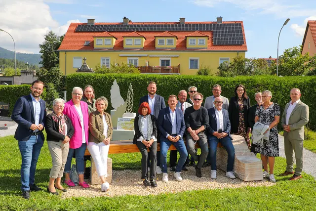 Vertreter der Stadt Leoben sowie der beteiligten Kommunen des Bezirkes Eisenerz, Kammern, Kraubath, St. Stefan, St. Michael und Kalwang nahmen gemeinsam mit Vertreterinnen des Hospizvereins, der Bestattung, des Referates für Grünflächen und Friedhöfe und dem Künstler an der Eröffnung des Erinnerungsmals für Sternenkinder am Zentralfriedhof Leoben teil. | Foto: Armin Russold
