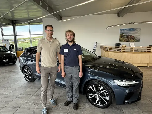 Im Interview mit LehrlingsRedakteur Leonid Wurnitsch gibt Chef Gerhard Madlymayr (l.) genauere Einblicke. | Foto: Madlmayr
