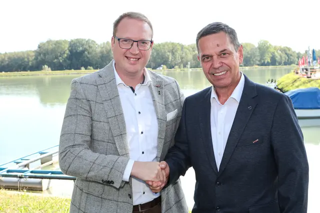 WKO-Obmann Tobias Luger (l.) wird unterstützt vom Mitarbeiter-Team der WKO Eferding unter der Leitung von WKO-Bezirksstellenleiter Hans Moser (r.). | Foto: Maringer