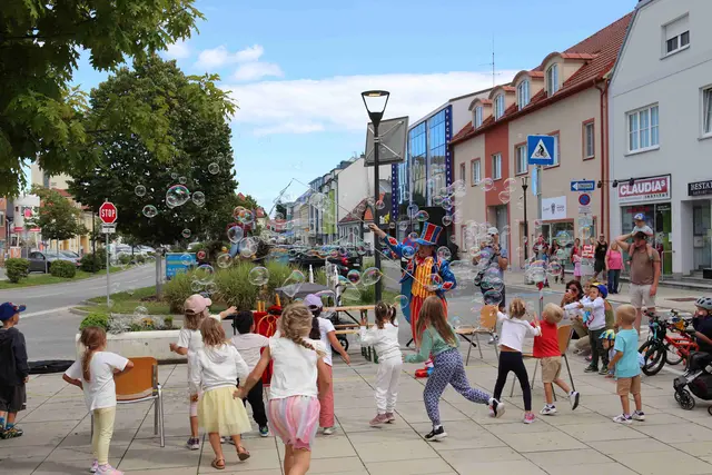 Kinder genießen das Ebreichsdorfer Stadtfest und die  Seifenblasen . | Foto: Stadtgemeinde Ebreichsdorf