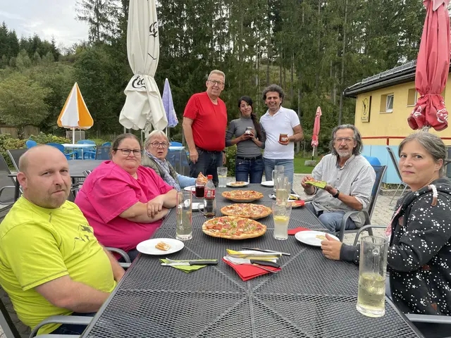 Zum Saisonabschluss gab es für die Zwettler SPÖ Pizza und für Erdem Kay Zwettler Honig. | Foto: Maureder