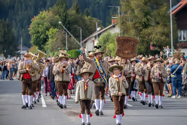Die Trachtenkapelle Mauthen sorgt beim Umzug für musikalische Stimmung. | Foto: Andreas Lutche