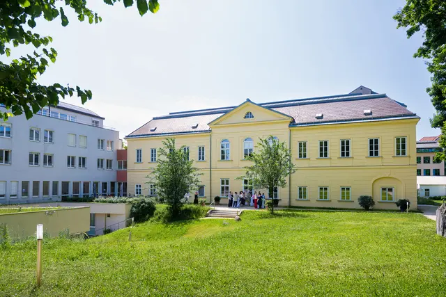 Zum Stille-Bereich im Kardinal König Haus gehört neben Räumen im Innenbereich auch der Garten, der dazu einlädt, sich zurückzuziehen. | Foto: Stefanie J. Steindl/Kardinal-König-Haus