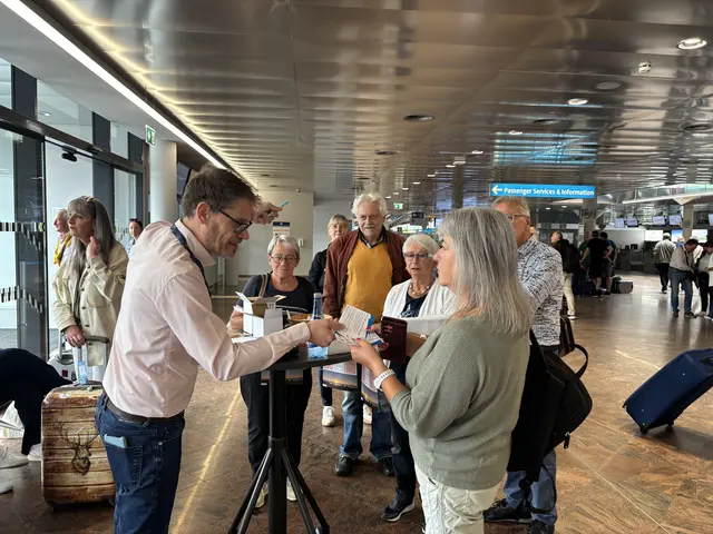 Großer Andrang am Dienstagnachmittag am Innsbrucker Flughafen: es geht auf die griechische Insel Rhodos | Foto: MeinBezirk/Birgit Fiegl