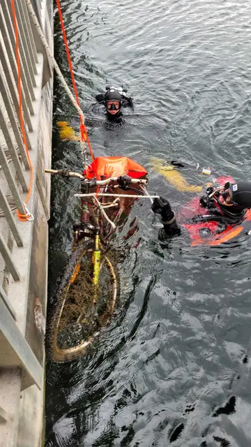 Sogar ein ganzes Fahrrad konnte von den Lambacher Tauchern aus der Traun geborgen werden. | Foto: Lindinger