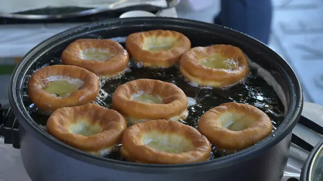 Die köstlichen Bauernbauernkrapfen erfreuen sich großer Beliebtheit und ziehen Jahr für Jahr zahlreiche Gäste ins Bäuerinnendorf. | Foto: Norbert Ortner