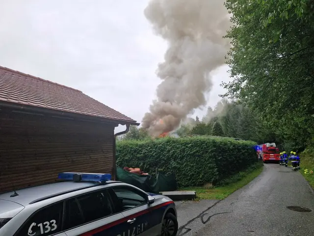 Zwei Personen mussten mit Verdacht auf Rauchgasvergiftung ins LKH Voitsberg gebracht werden. | Foto: R. Wonisch/Rotes Kreuz