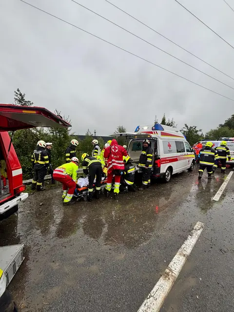 In Voitsberg waren am Mittwochnachmittag vier Rot-Kreuz-Fahrzeuge nach einem Lkw-Unfall im Einsatz. | Foto: R. Thormann/Rotes Kreuz