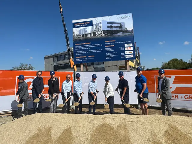 beim Spatenstich: Oliver Greßlehner (FireX), Klaus Landers (arkform), Johannes Malli (Energie Technik), Markus Nagl, Martin Leutner und Volker Fuchs, Bezirkshauptfrau Manuela Herzog, Christian Zwettler, Bürgermeister Ulrich Achleitner und Michael Bauer (Leyrer+Graf)
 | Foto: TEST-FUCHS