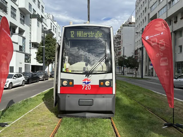 Am Mittwochabend kam es zu einem Zusammenstoß zwischen einer Garnitur der neuen Bim-Linie 12 und einem Bus der Linie 11A. (Archiv) | Foto: Marlene Graupner/MeinBezirk