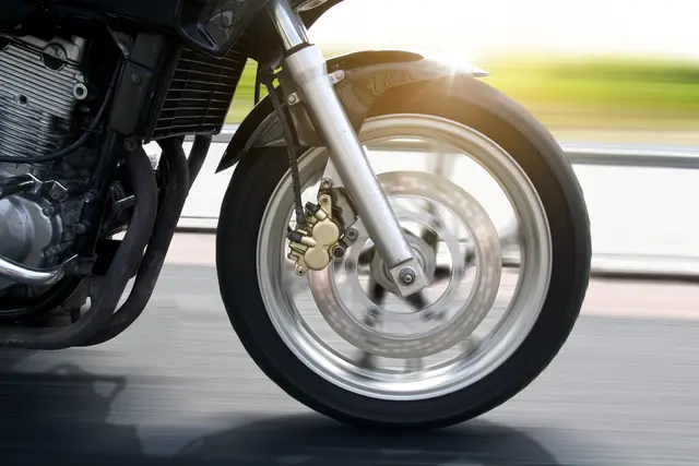 Der 33-Jährige sei durch Unachtsamkeit links von der Straße abgekommen. (Symbolfoto) | Foto: stock.adobe.com/at/lassedesignen 