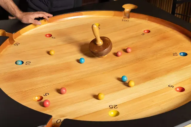 Das "Qualität Tirol"-Promo-Team tourt mit dem „TischleinCheckDich“-Roulettetisch durch Tirol und lädt zum Mitspielen ein. | Foto: AMTirol