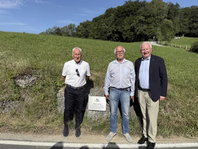 Die feierliche Enthüllung der Gedenktafel für Alois Hofer fand am 8. September auf der Gaisberg Landesstraße statt. | Foto: Kreibich