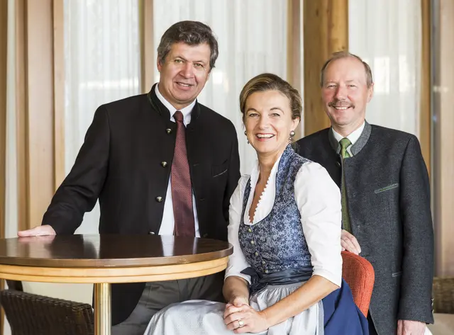 Die Geschäftsführer Werner (l.) und Gunda Unterweger bedankten sich bei Karl Reitbauer (r.) für "seine Loyalität, seine Leidenschaft und seinen unermüdlichen Einsatz" | Foto: Der Steirerhof