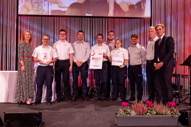 Die App FireOPS siegte beim Online-Voting zum Sonderpreis "Regional &amp; Digital". Der Preis wurde von ÖBB-Regionalmanagerin OÖ Eva Hackl (li.) und Chefredakteur Thomas Winkler (re.) übergeben.  | Foto: MeinBezirk OÖ/Pils