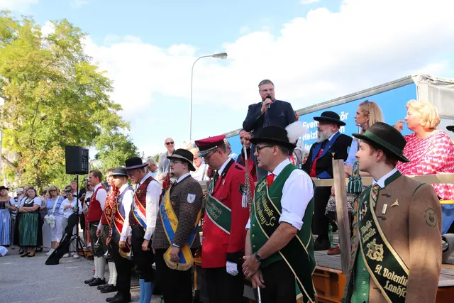 Bürgermeister Kocevar mit der Kapelle. | Foto: Stadtgemeinde Ebreichsdorf