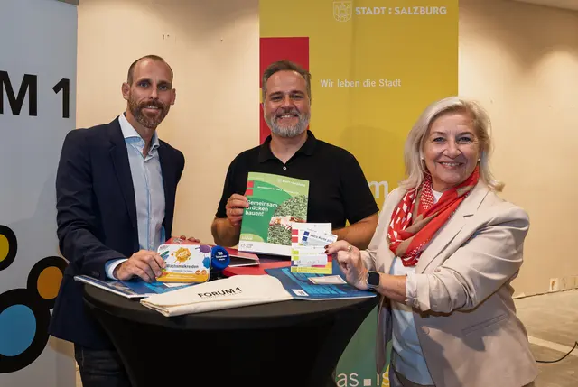 Aktion Schulsachentausch: Kurt Müller (Center-Manager FORUM 1), Andreas Zwettler (Koordinator Bewohnerservicestellen) und Stadträtin Andrea Brandner freuen sich über die vielen gespendeten Schulsachen.