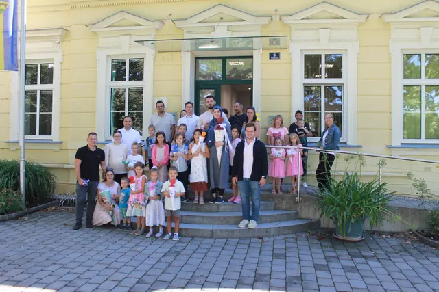 Bürgermeister Lukas Zehetbauer wünschte den kleinen großen „Schultütenträgern" alles Gute. | Foto: Gemeinde Raasdorf
