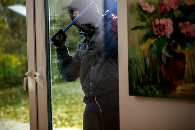 Über ein Fenster gelangten die Täter in den Beherbergungsbetrieb in Obsteig. | Foto: smarterpix