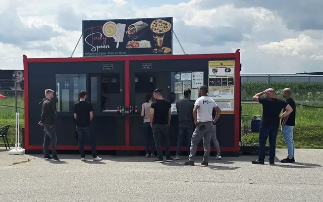 Der Imbiss-Stand "Tasty Spoon" in Bad Höring, St. Florian am Inn, öffnete im Mai 2025. Bislang hatte er von Montag bis Freitag nur mittags offen. Ab sofort gibt's dort indisches Essen bis 19 Uhr.  | Foto: Sayyeda Sadiya