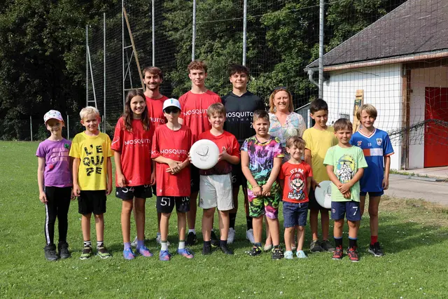 Vizebürgermeisterin Maria T. Eder (ÖVP) besuchte die Ferienspielstation „Ultimate Frisbee“ – die Kinder konnten mit dem Österreichischen Meister, den „Mosquito Ultimates“, trainieren und sich Tricks abschauen. | Foto: Stadt Klosterneuburg