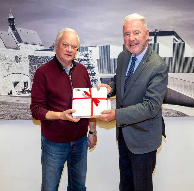 Karl Pietsch und ÖVP-Bürgermeister Klaus Schneeberger: Zum 80. Geburtstag 2023 war auch ein Besuch im Rathaus angesagt. | Foto: Stadt Wiener Neustadt/Weller