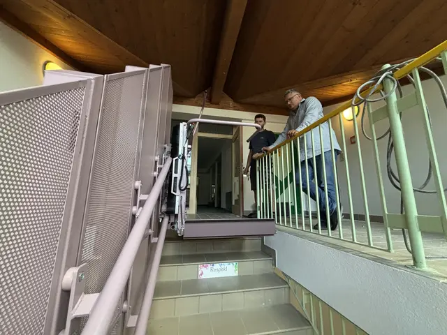 Bgm. Markus Sojer (vorne) war kurz vor Schulbeginn fortlaufend auf der Baustelle anzutreffen. | Foto: MeinBezirk/Günther Reichel