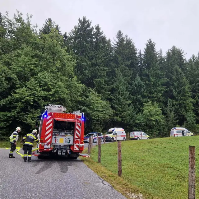 Neben den Feuerwehren waren auch drei Rettungsfahrzeuge im Einsatz. | Foto: FF Köflach